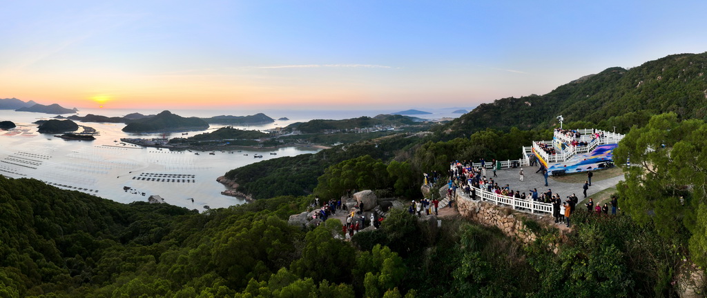 11月29日，游客在霞浦縣三沙鎮(zhèn)花竹村觀賞日出（無人機(jī)全景照片）。新華社記者 姜克紅 攝