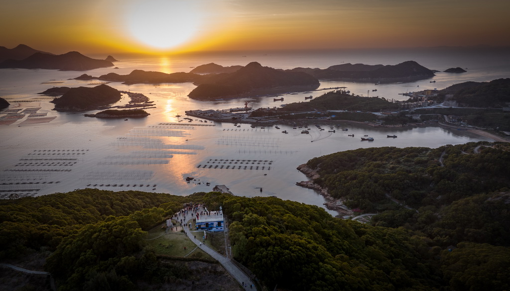 11月29日，游客在霞浦縣三沙鎮(zhèn)花竹村觀賞日出（無人機(jī)照片）。新華社記者 馮開華 攝