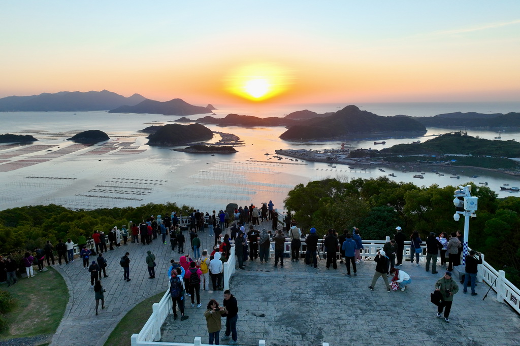 11月29日，游客在霞浦縣三沙鎮(zhèn)花竹村觀賞日出（無人機(jī)照片）。新華社記者 姜克紅 攝