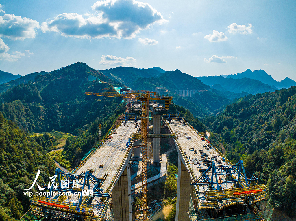 廣西：大瑤山腹地交通建設(shè)忙【3】