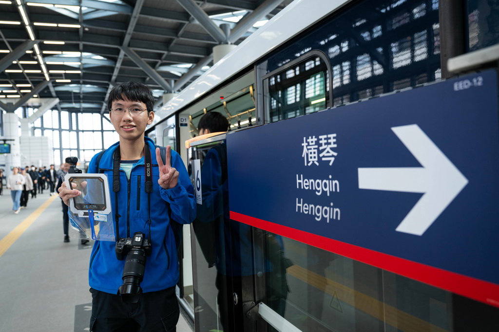 12月2日，乘客乘坐澳門輕軌首班車前往橫琴站。新華社發(fā) （張金加攝）