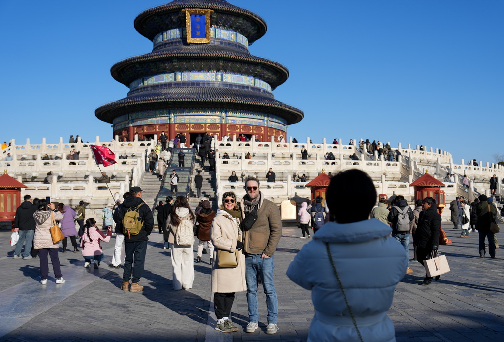 12月5日，兩名來自英國(guó)的游客在北京天壇公園合影留念。新華社記者 鞠煥宗 攝