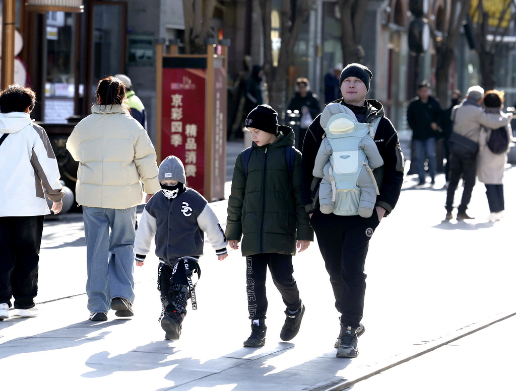 12月5日，外國(guó)游客在北京前門(mén)大街游覽。新華社記者 張晨霖 攝