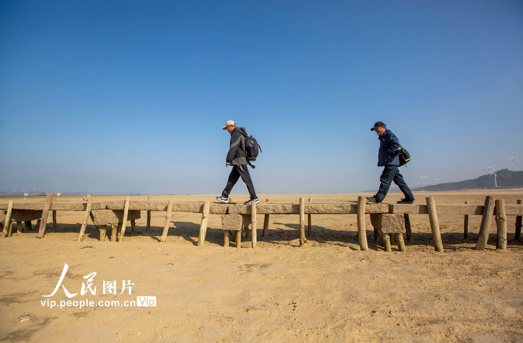 2024年12月14日，游人行走在鄱陽(yáng)湖底石橋上。