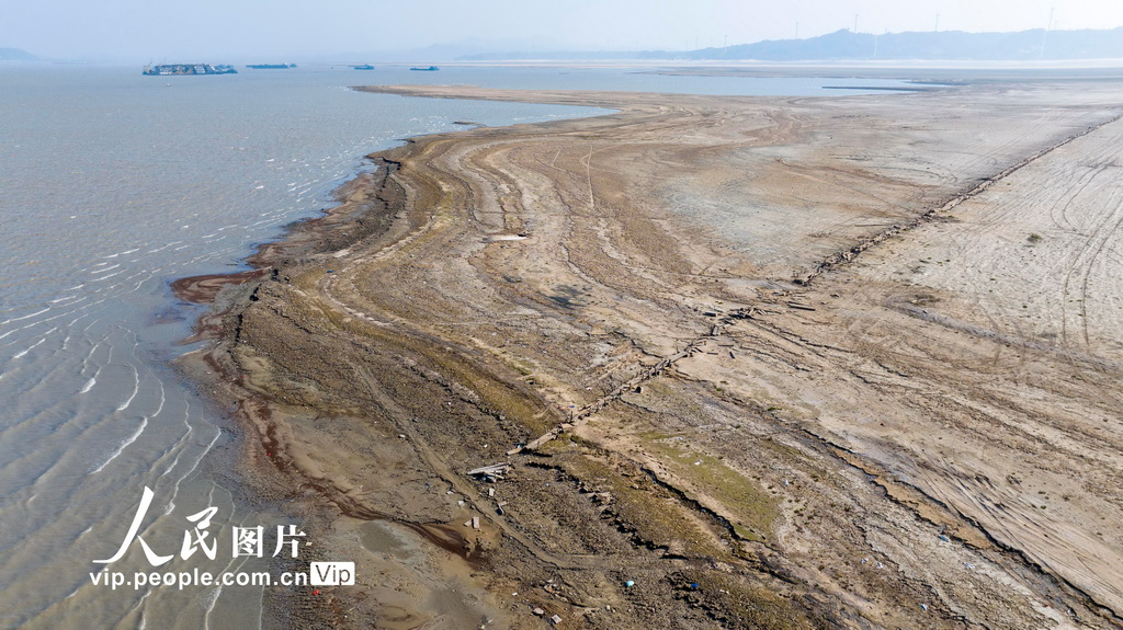 2024年12月14日，拍攝的位于鄱陽(yáng)湖底的古代石橋。