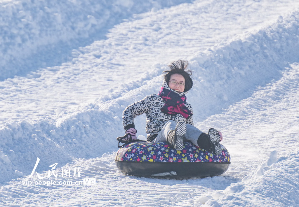 2024年12月14日，新疆昌吉回族自治州昌吉市努爾加滑雪場，游客在滑雪圈。