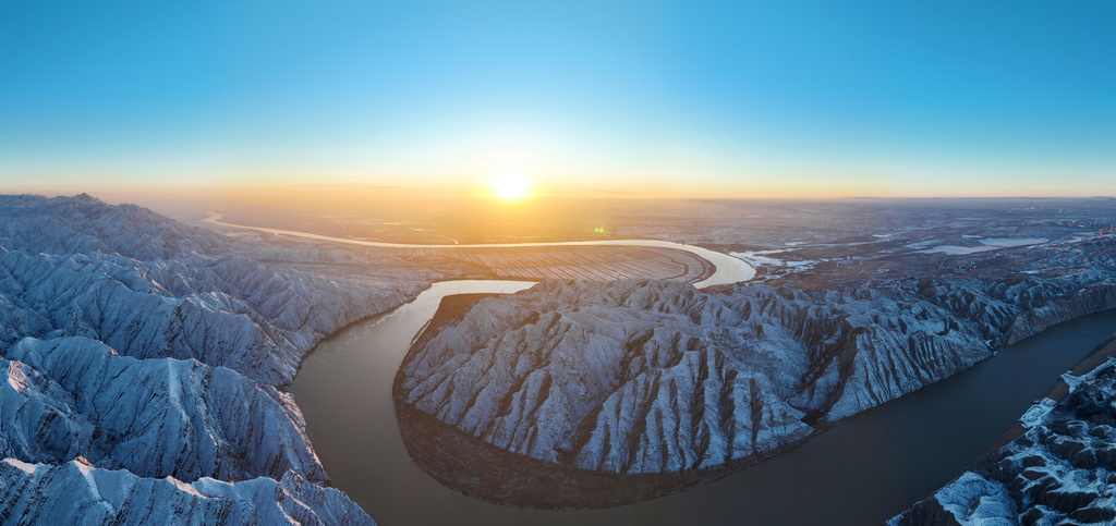 12月14日在寧夏回族自治區(qū)吳忠市青銅峽拍攝的雪后黃河景色（無人機(jī)照片）。新華社發(fā)（袁宏彥攝）