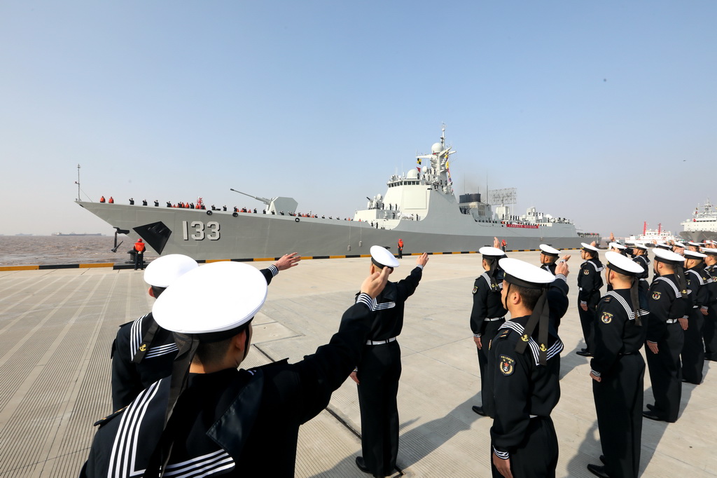 12月15日，中國(guó)海軍第47批護(hù)航編隊(duì)從浙江舟山某軍港解纜起航，赴亞丁灣、索馬里海域接替第46批護(hù)航編隊(duì)執(zhí)行護(hù)航任務(wù)。這是歡送儀式現(xiàn)場(chǎng)。新華社發(fā)（韓林 攝）