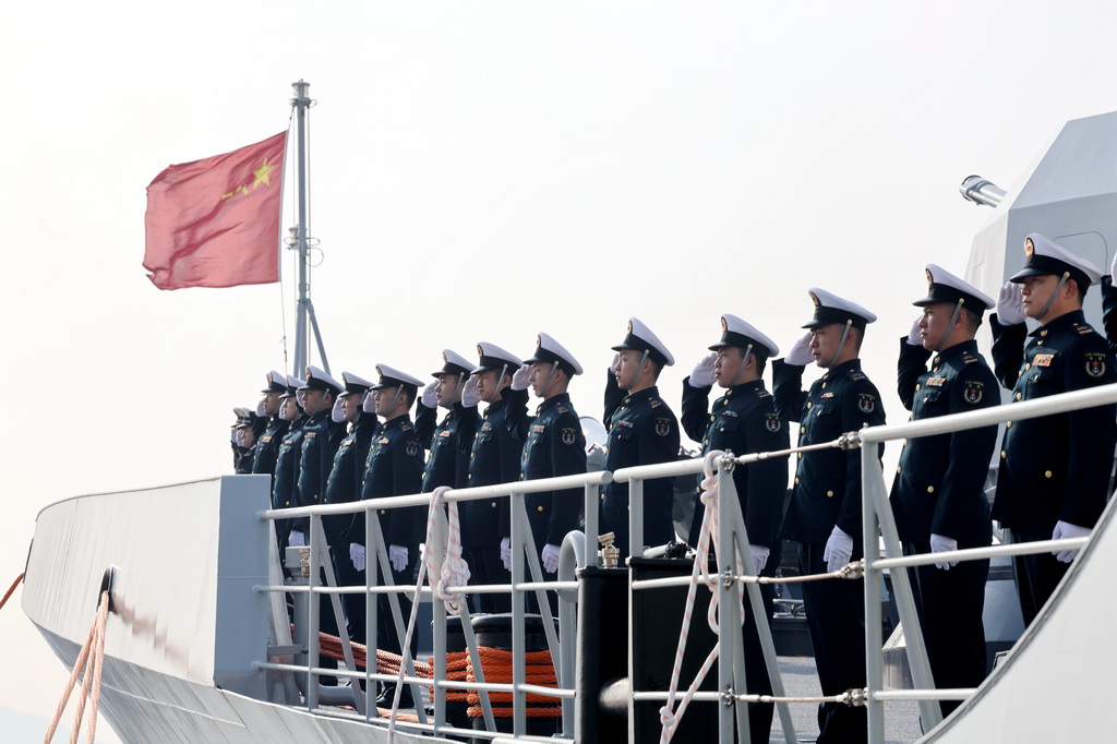 12月15日，中國海軍第47批護航編隊從浙江舟山某軍港解纜起航，赴亞丁灣、索馬里海域接替第46批護航編隊執(zhí)行護航任務。這是任務官兵在甲板列隊敬禮。新華社發(fā)（楊景聰 攝）