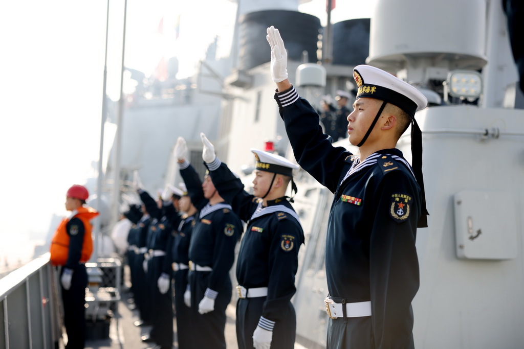 12月15日，中國海軍第47批護航編隊從浙江舟山某軍港解纜起航，赴亞丁灣、索馬里海域接替第46批護航編隊執(zhí)行護航任務。這是任務官兵在甲板揮手告別。新華社發(fā)（王寧川 攝）