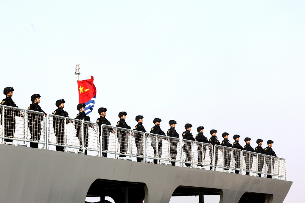 12月15日，中國海軍第47批護航編隊從浙江舟山某軍港解纜起航，赴亞丁灣、索馬里海域接替第46批護航編隊執(zhí)行護航任務。這是任務官兵在甲板整齊列隊。新華社發(fā)（韓林 攝）