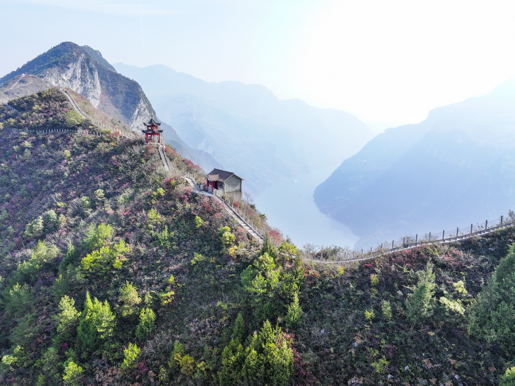 這是12月18日拍攝的重慶巫山三峽龍脊景區(qū)景色（無人機(jī)照片）。