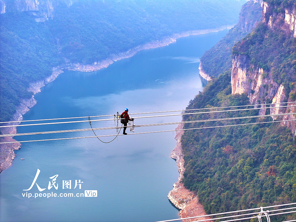 湖北恩施： 金上——湖北特高壓跨清江施工