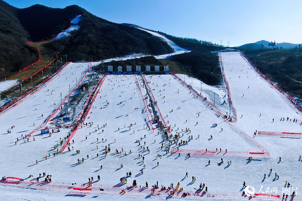 12月15日，陜西省銅川市照金國際滑雪場(chǎng)，雪友們?cè)谘┑郎媳M情享受冰雪的魅力。人民網(wǎng)記者 魏鑫攝