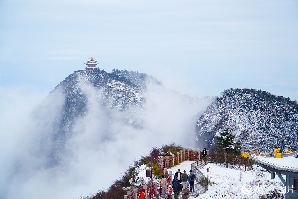 12月18日，四川省樂山市峨眉山景區(qū)內(nèi)，游客正在游覽參觀景區(qū)雪景。人民網(wǎng) 趙祖樂攝