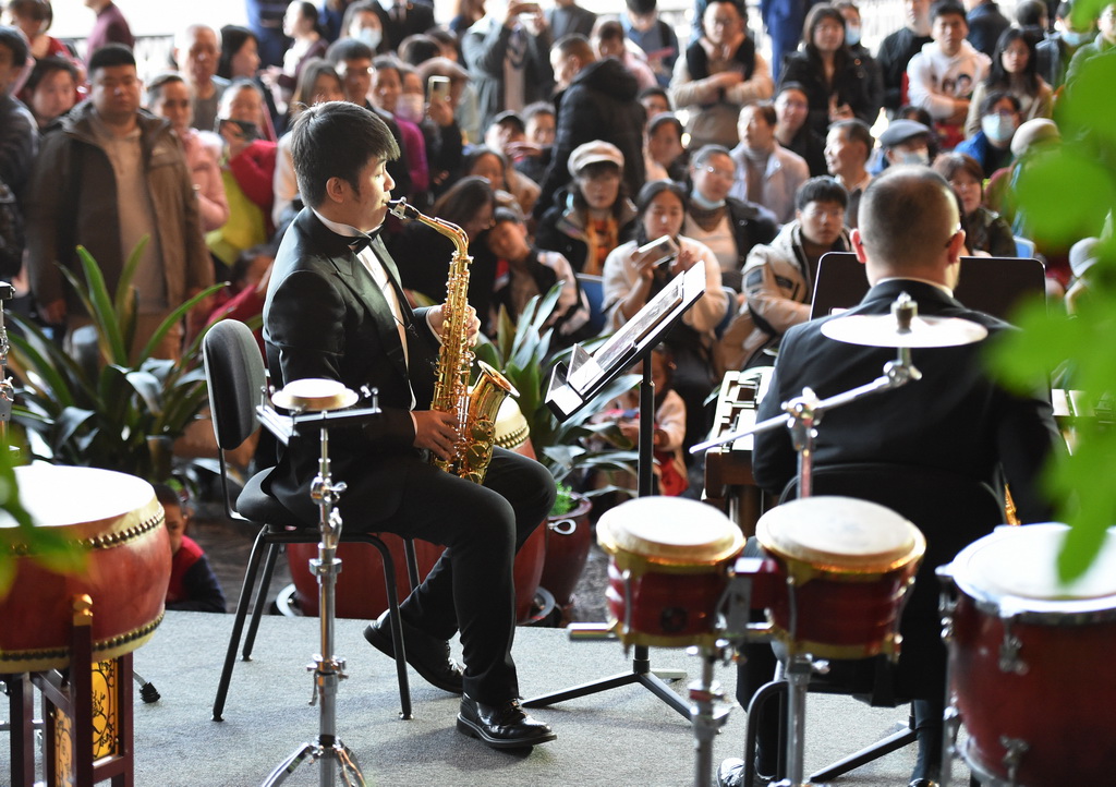 12月22日，演員在國(guó)家大劇院西咖啡廳前演奏。新華社記者 羅曉光 攝