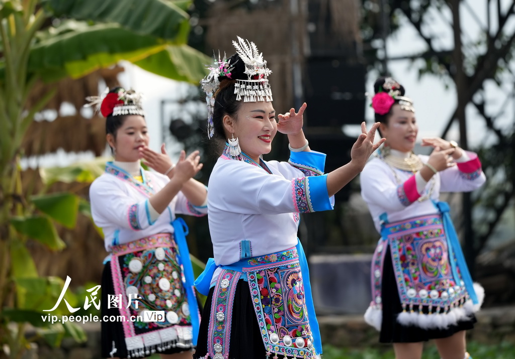 12月22日，在廣西柳州市融水苗族自治縣融水鎮(zhèn)夢嗚苗寨，苗家女在“打同年”活動中表演節(jié)目。