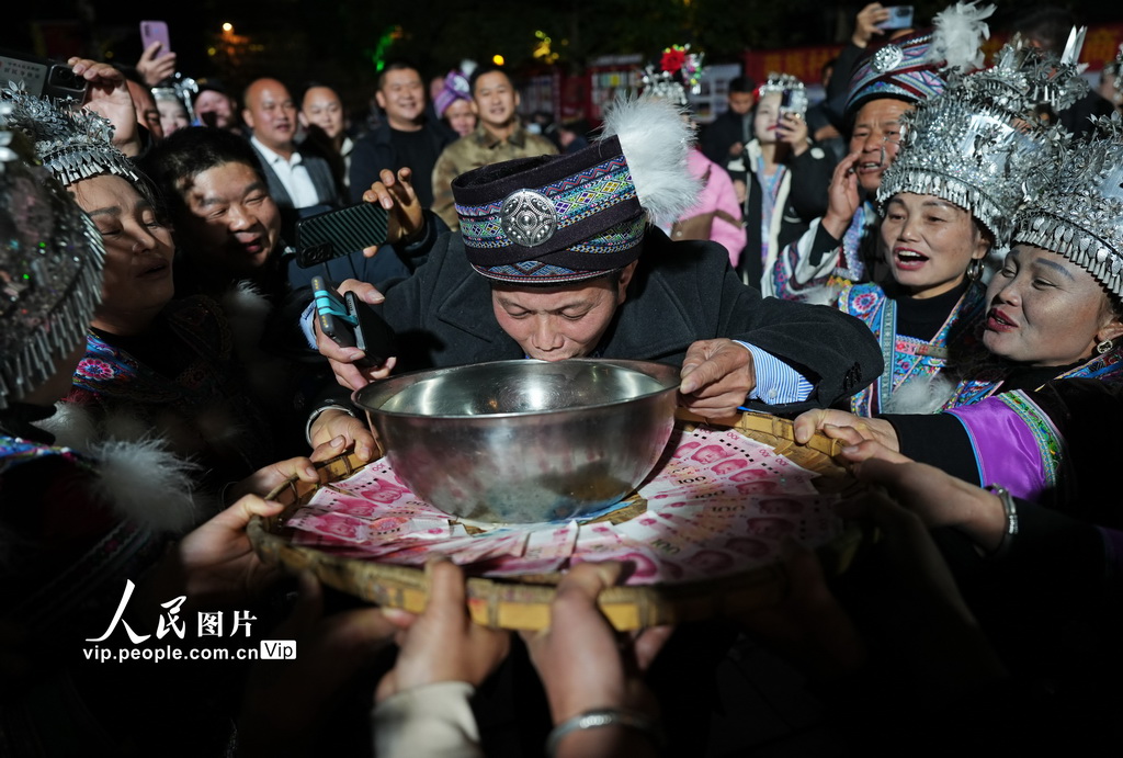 12月22日，在廣西柳州市融水苗族自治縣融水鎮(zhèn)夢嗚苗寨，客寨“同年”要回程時喝送行酒。