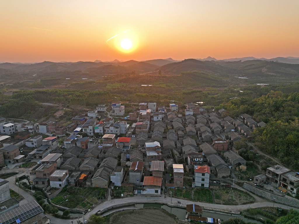 金秀縣桐木鎮(zhèn)那安村龍騰屯景色（12月18日攝，無人機照片）。