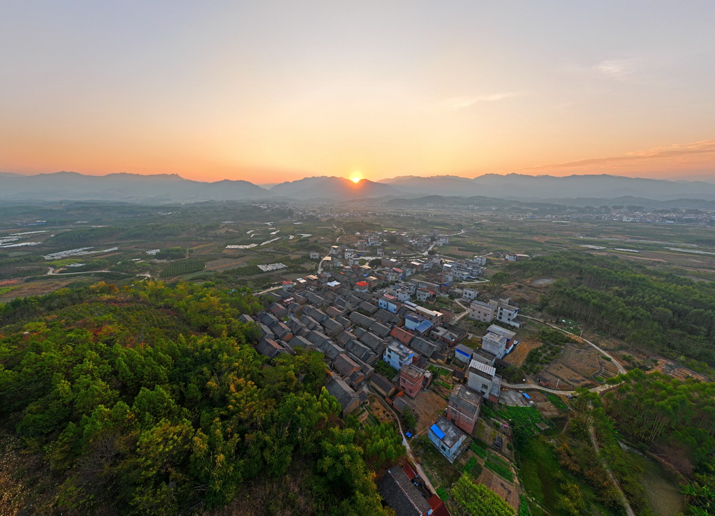 金秀縣桐木鎮(zhèn)那安村龍騰屯景色（12月19日攝，無(wú)人機(jī)照片）。