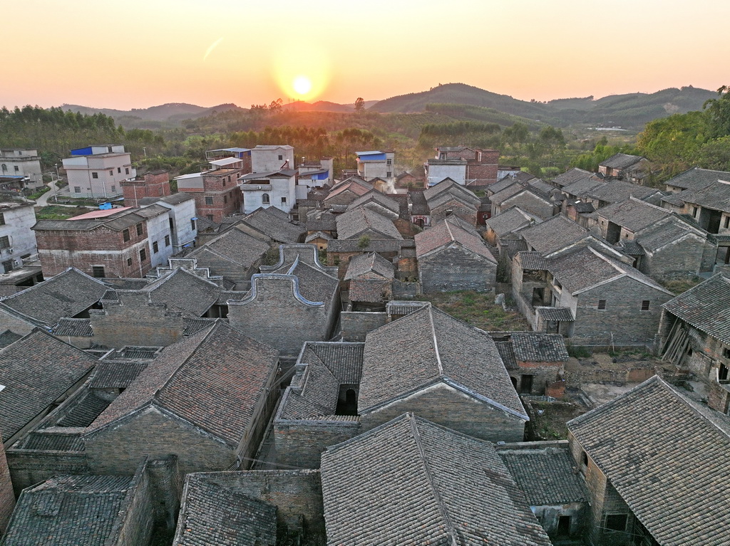 這是金秀縣桐木鎮(zhèn)那安村龍騰屯景色（12月18日攝，無(wú)人機(jī)照片）。