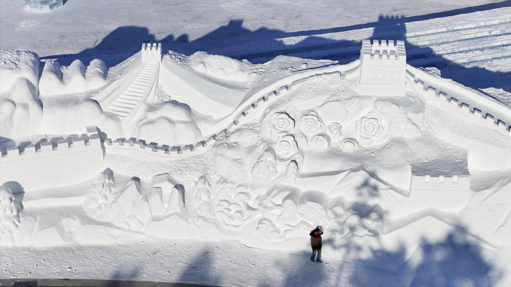 這是12月23日在第37屆太陽島國際雪雕藝術(shù)博覽會上拍攝的雪雕景觀（無人機照片）。新華社記者 王松 攝