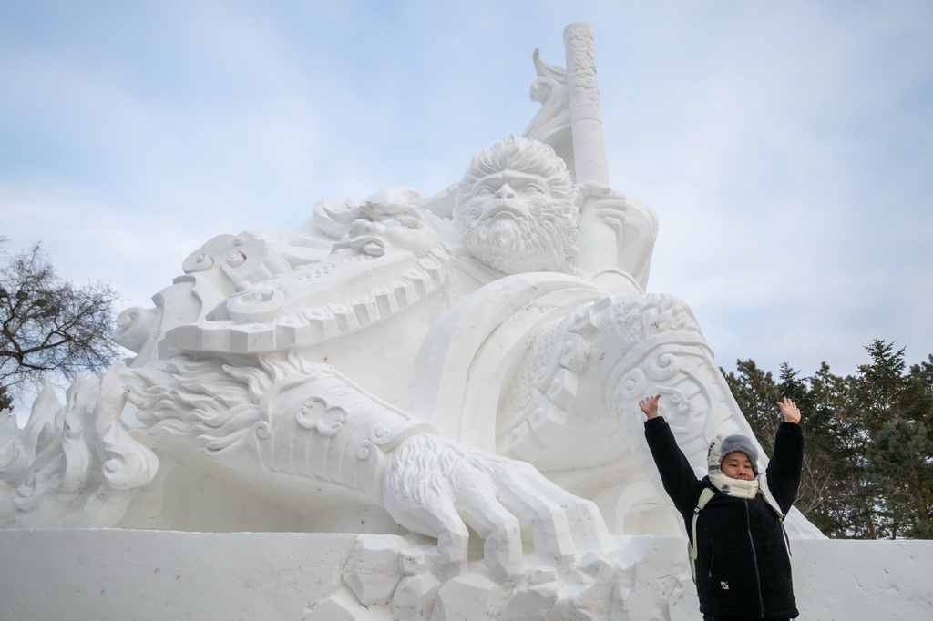 12月23日，一名游客在第37屆太陽(yáng)島國(guó)際雪雕藝術(shù)博覽會(huì)上留影。新華社記者 張濤 攝