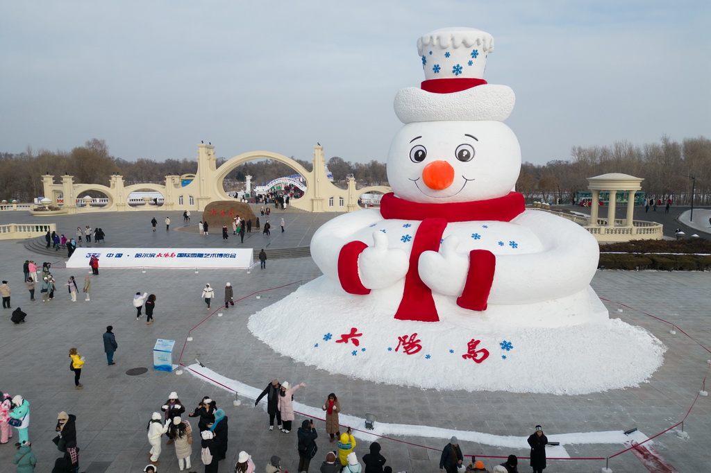 12月23日，人們在第37屆太陽島國際雪雕藝術(shù)博覽會(huì)上游覽（無人機(jī)照片）。新華社記者 張濤 攝