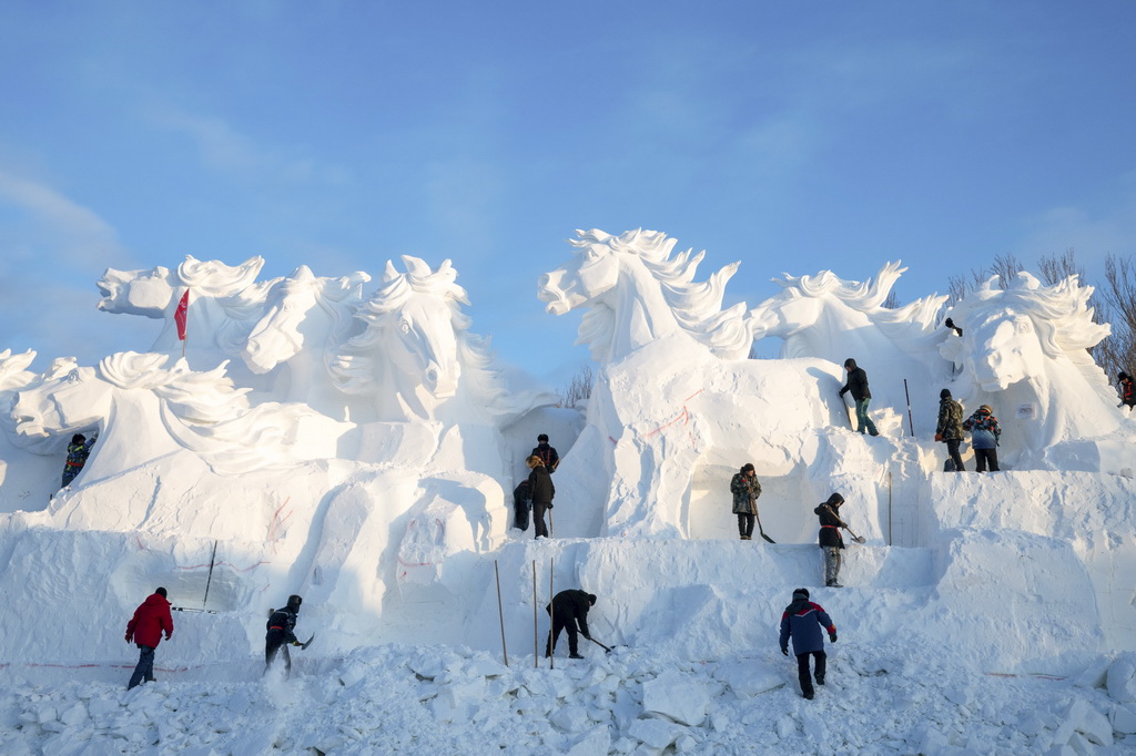 12月23日，雕刻師在哈爾濱太陽(yáng)島雪博會(huì)園區(qū)創(chuàng)作大型雪雕。新華社記者 張濤 攝