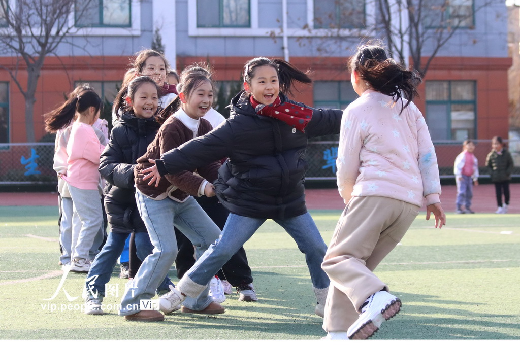 2024年12月27日，在山東省高密市恒濤實(shí)驗(yàn)小學(xué)，孩子們?cè)谕胬销椬叫‰u游戲。