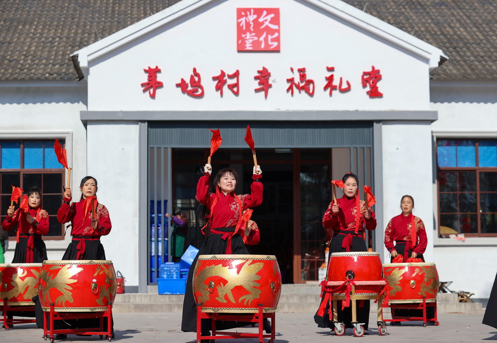 12月28日，在浙江省湖州市吳興區(qū)埭溪鎮(zhèn)茅塢村，村民表演威風(fēng)鑼鼓。新華社發(fā)（何偉衛(wèi)攝）