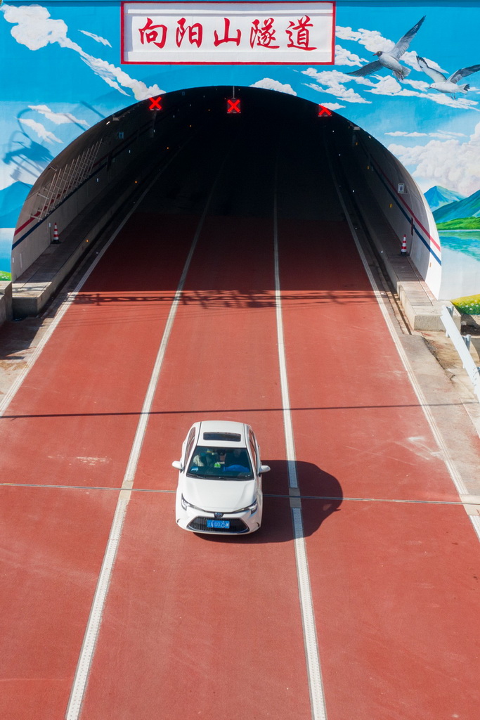 2025年1月1日，汽車駛出三清高速公路向陽(yáng)山隧道（無(wú)人機(jī)照片）。