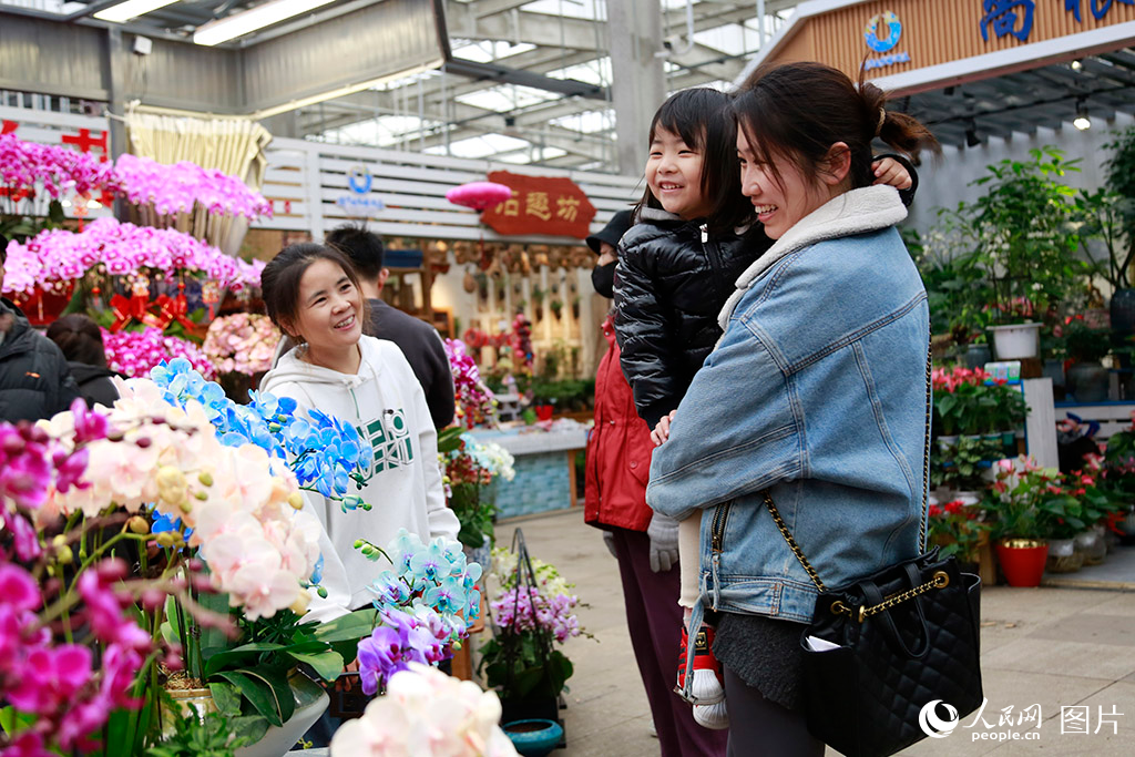 2024年1月30日，春節(jié)期間，天津市民在西青區(qū)中北鎮(zhèn)曹莊花卉市場選購心怡的鮮花。人民網(wǎng)記者 崔新耀攝