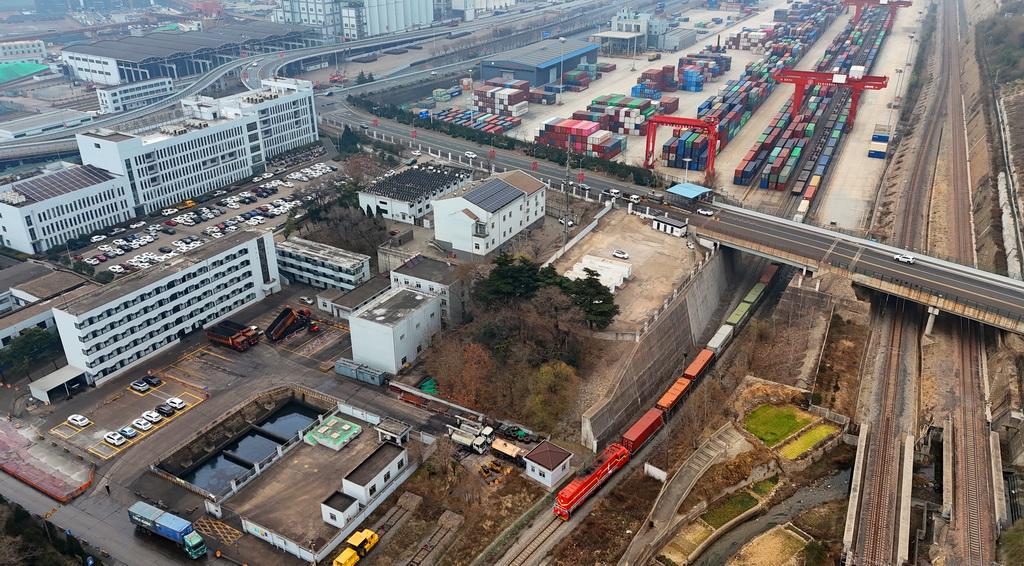 1月2日，在中哈（連云港）物流合作基地，一列中歐班列緩緩駛出（無(wú)人機(jī)照片）。新華社發(fā)（耿玉和攝）