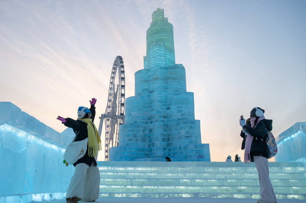 1月5日，游客在哈爾濱冰雪大世界園區(qū)拍照留念。新華社記者 張濤 攝