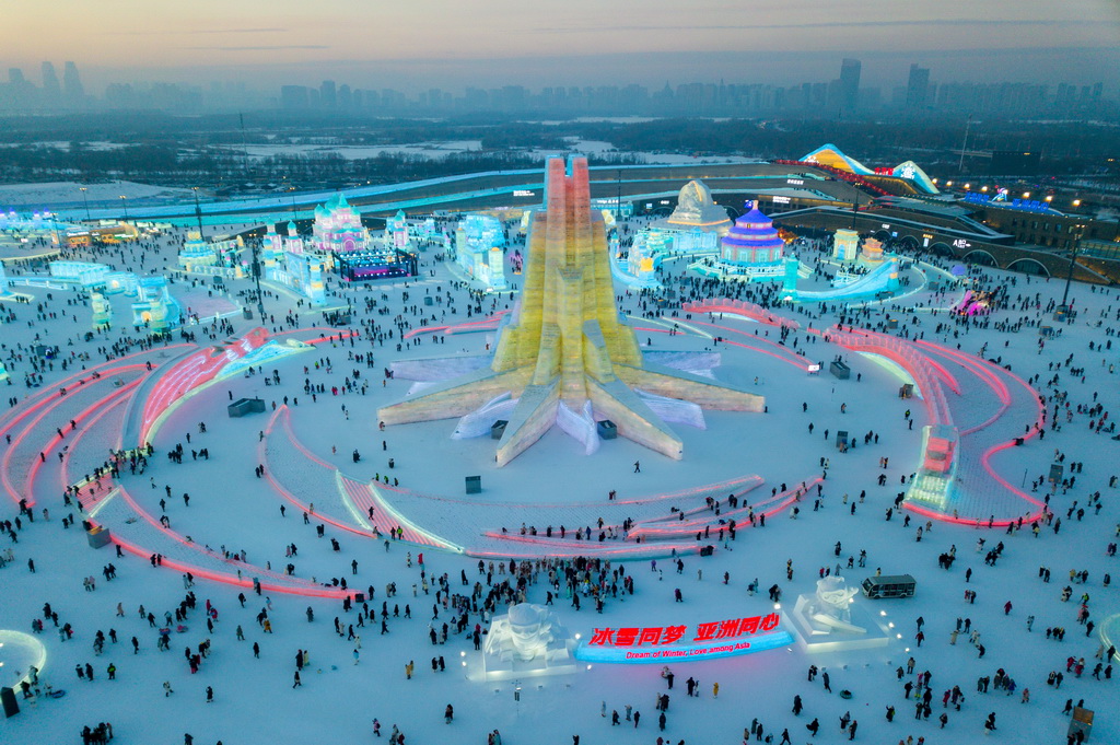 1月5日，游客在哈爾濱冰雪大世界園區(qū)游玩（無人機照片）。新華社記者 王建威 攝