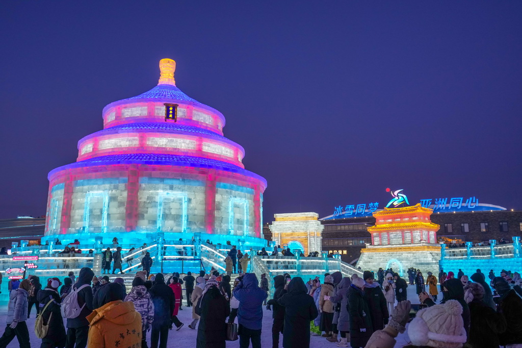 1月5日，游客在哈爾濱冰雪大世界園區(qū)游玩。新華社記者 王建威 攝