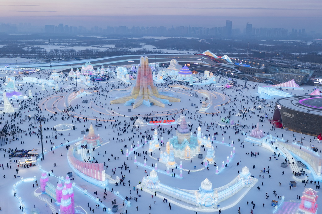 1月5日，游客在哈爾濱冰雪大世界園區(qū)游玩（無(wú)人機(jī)照片）。新華社記者 謝劍飛 攝