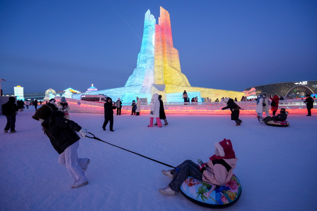 1月5日，游客在哈爾濱冰雪大世界園區(qū)游玩。新華社記者 王建威 攝