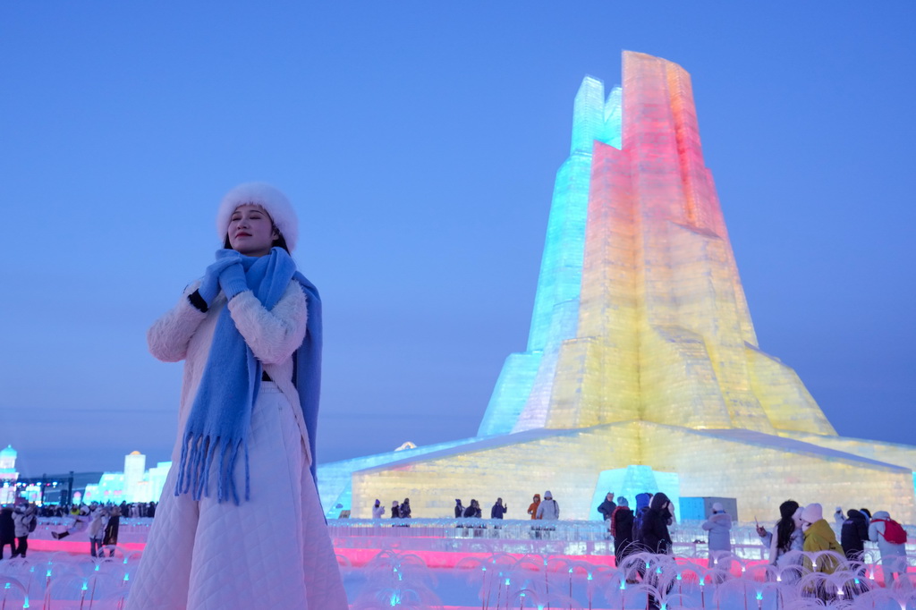 1月5日，游客在哈爾濱冰雪大世界園區(qū)留影。新華社記者 王建威 攝