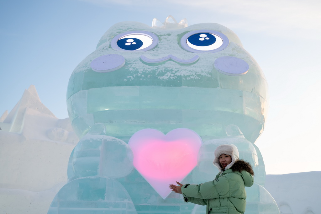 1月5日，游客在哈爾濱冰雪大世界園區(qū)拍照留念。新華社記者 張濤 攝