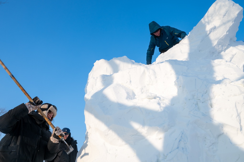 1月6日，參賽選手在哈爾濱太陽島雪博會園區(qū)進(jìn)行雪雕創(chuàng)作。新華社記者 張濤 攝