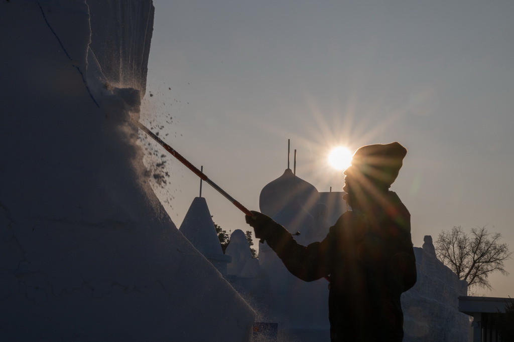 1月6日，參賽選手在哈爾濱太陽島雪博會園區(qū)進(jìn)行雪雕創(chuàng)作。新華社記者 張濤 攝