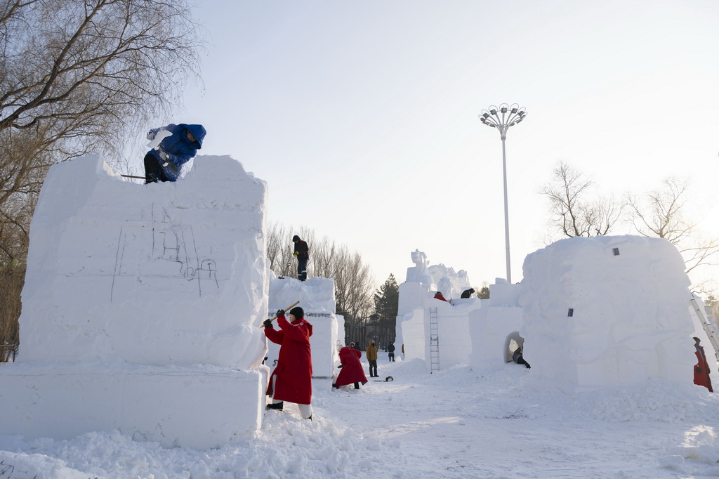 1月6日，參賽選手在哈爾濱太陽島雪博會園區(qū)進行雪雕創(chuàng)作。新華社記者 謝劍飛 攝