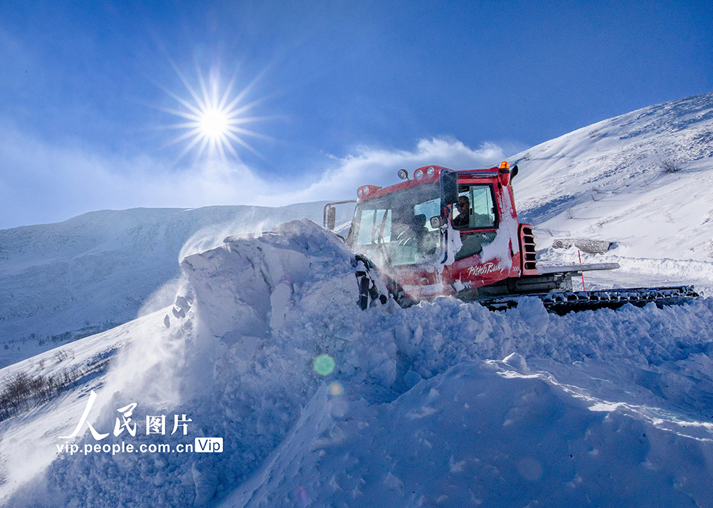 吉林延邊：長白山景區(qū)清理積雪保暢通【2】