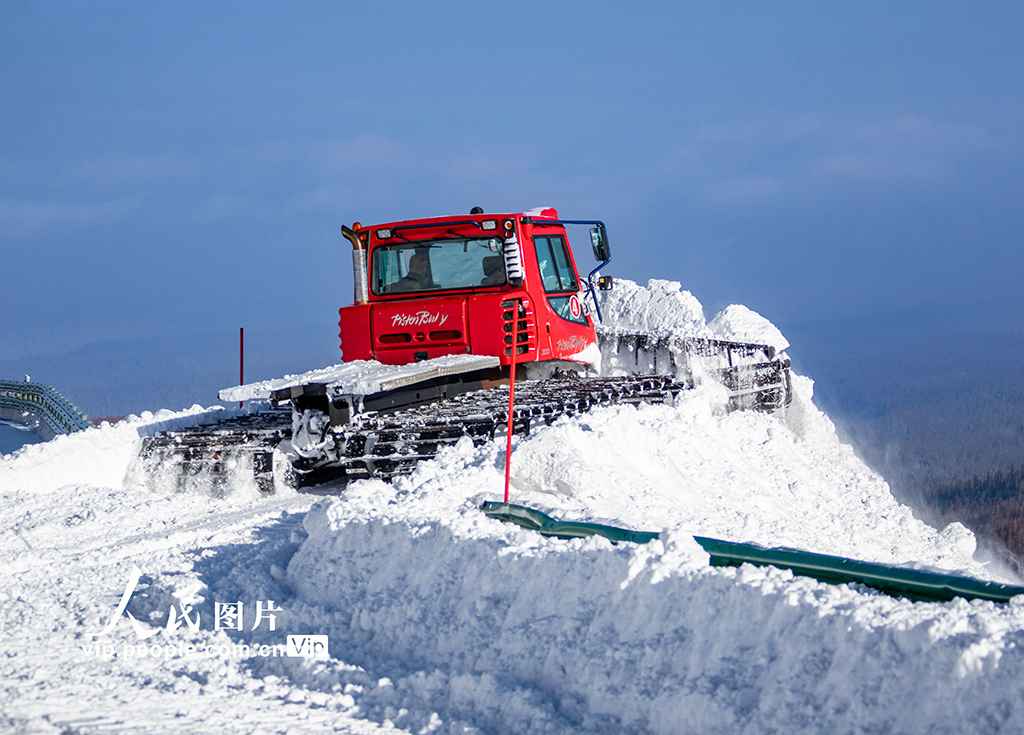 吉林延邊：長白山景區(qū)清理積雪保暢通【3】