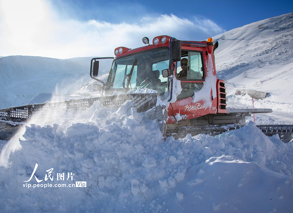 吉林延邊：長白山景區(qū)清理積雪保暢通【4】