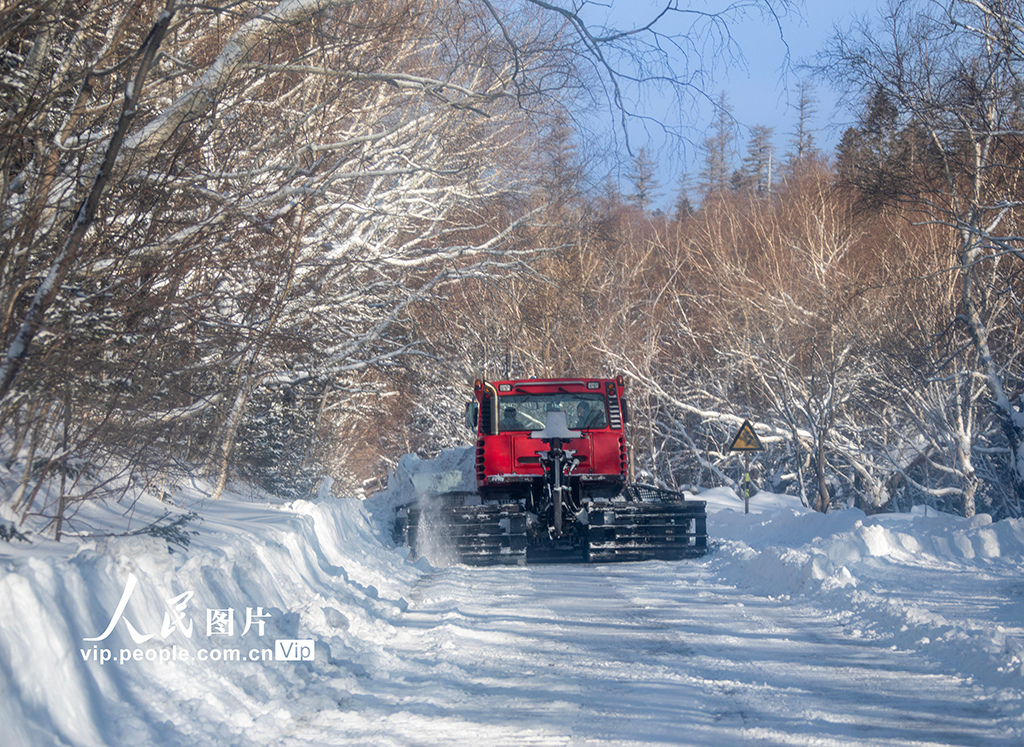 吉林延邊：長白山景區(qū)清理積雪保暢通【6】