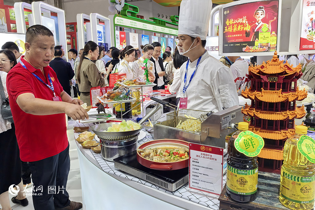 2024年10月18日，第六屆中國糧食交易大會湖北武漢“噴香”開幕，近3000家企業(yè)齊聚，吸引相關(guān)行業(yè)人員2萬多人，均創(chuàng)歷史新高。人民網(wǎng)記者 周雯攝