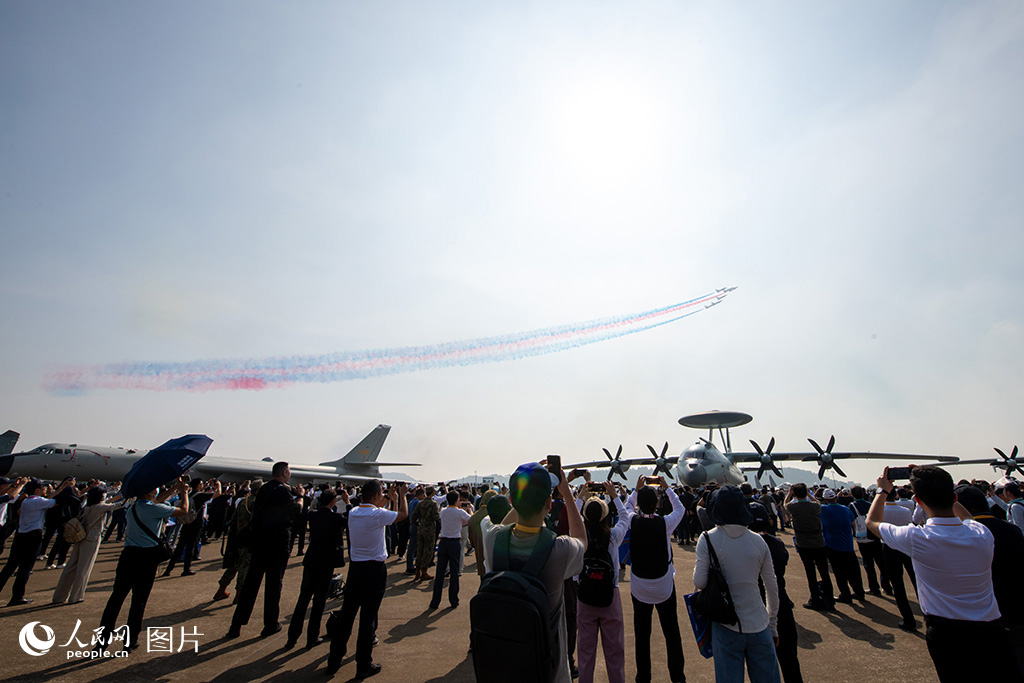 2024年11月12日，在第十五屆中國國際航空航天博覽會，空軍八一飛行表演隊正在進行飛行表演。據(jù)悉，本屆航展吸引47個國家和地區(qū)的1022家企業(yè)參展。其中，俄羅斯、法國、美國、沙特、意大利以展團形式參展，境外展商159家，比上屆航展增長104%。一批代表世界先進水平的“高、精、尖”展品“首發(fā)首秀”。人民網(wǎng)記者 翁奇羽攝